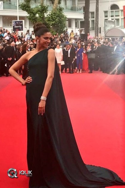Deepika-Padukone-At-Cannes-Festival